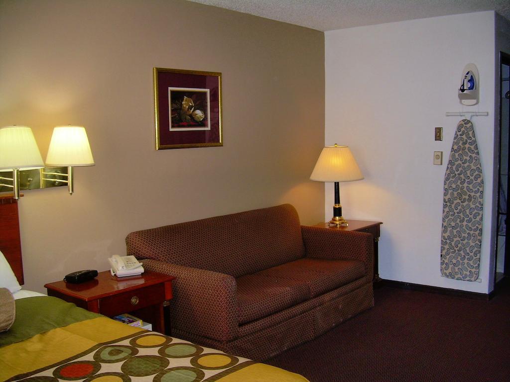 מלון Super 8 By Wyndham Milwaukee Airport מראה חיצוני תמונה