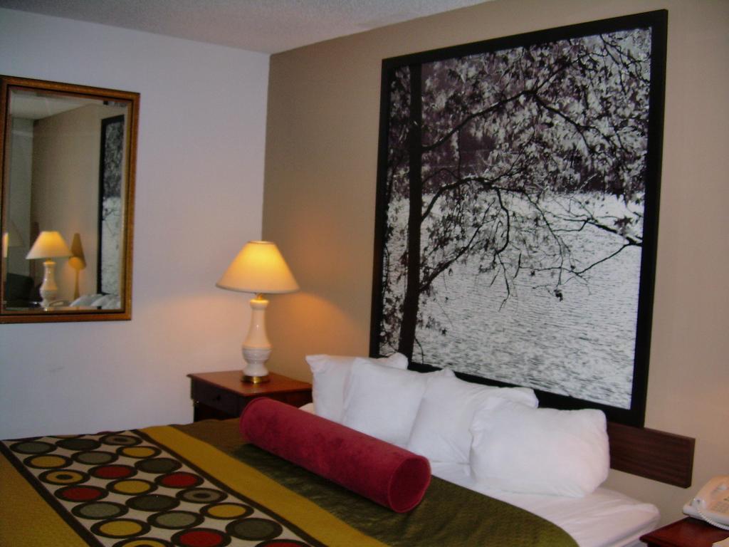 מלון Super 8 By Wyndham Milwaukee Airport חדר תמונה