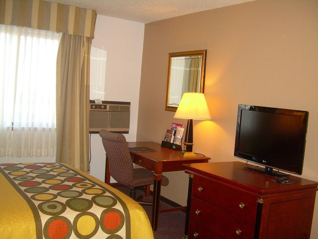 מלון Super 8 By Wyndham Milwaukee Airport חדר תמונה